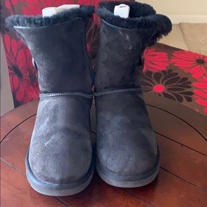 Ugg Bailey Button Black